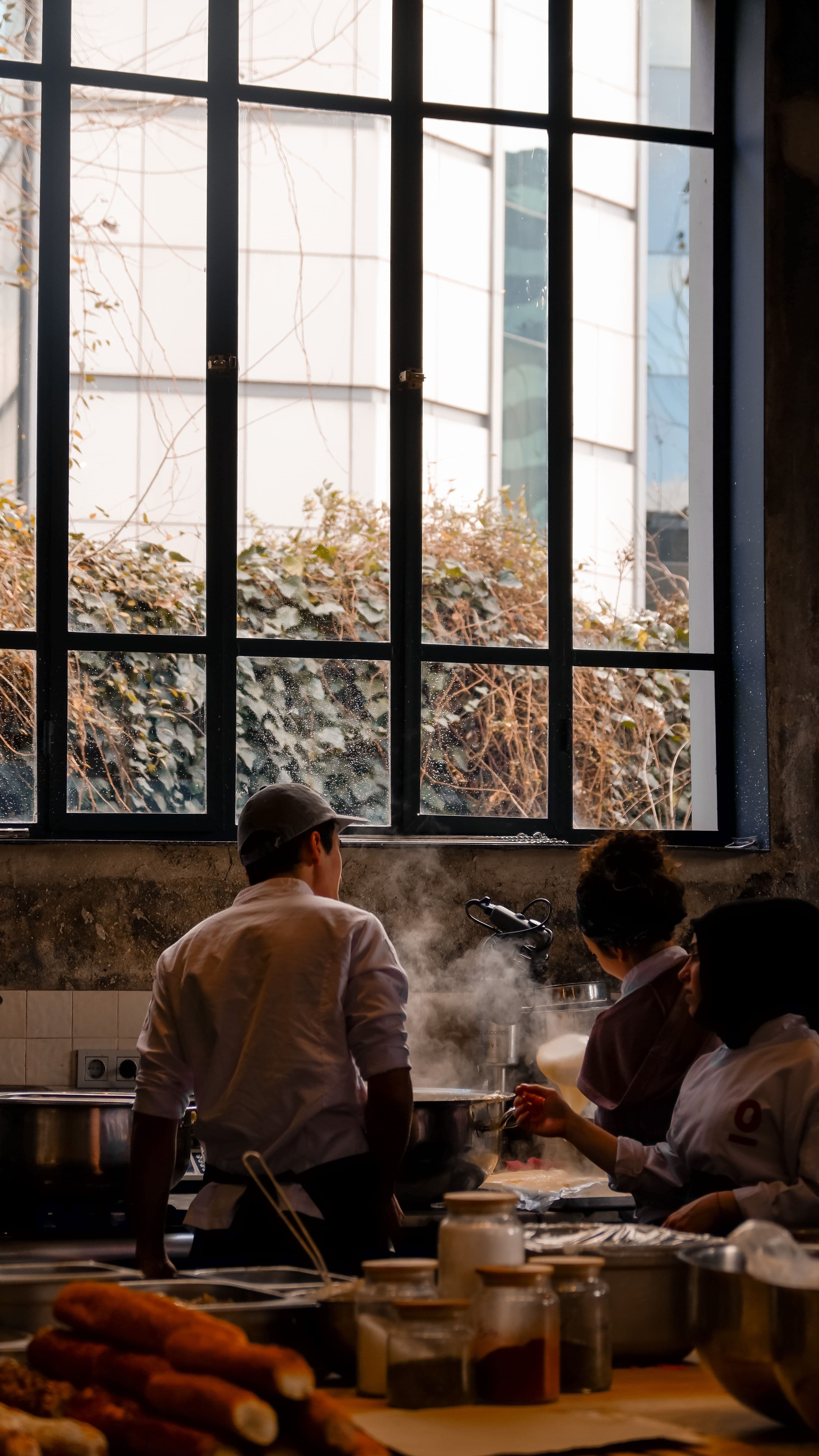 Une brigade au travail en cuisine